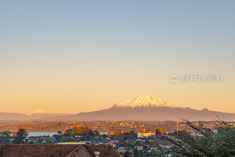 奥索尔诺火山，Volcán Calbuco黄昏在智利湖区-瓦拉斯港，智利